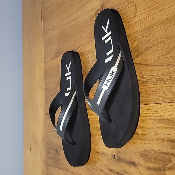 Huk | Shoes | Huk Mens 8 Black And White Flipper Flip Flop Sandal | Poshmark